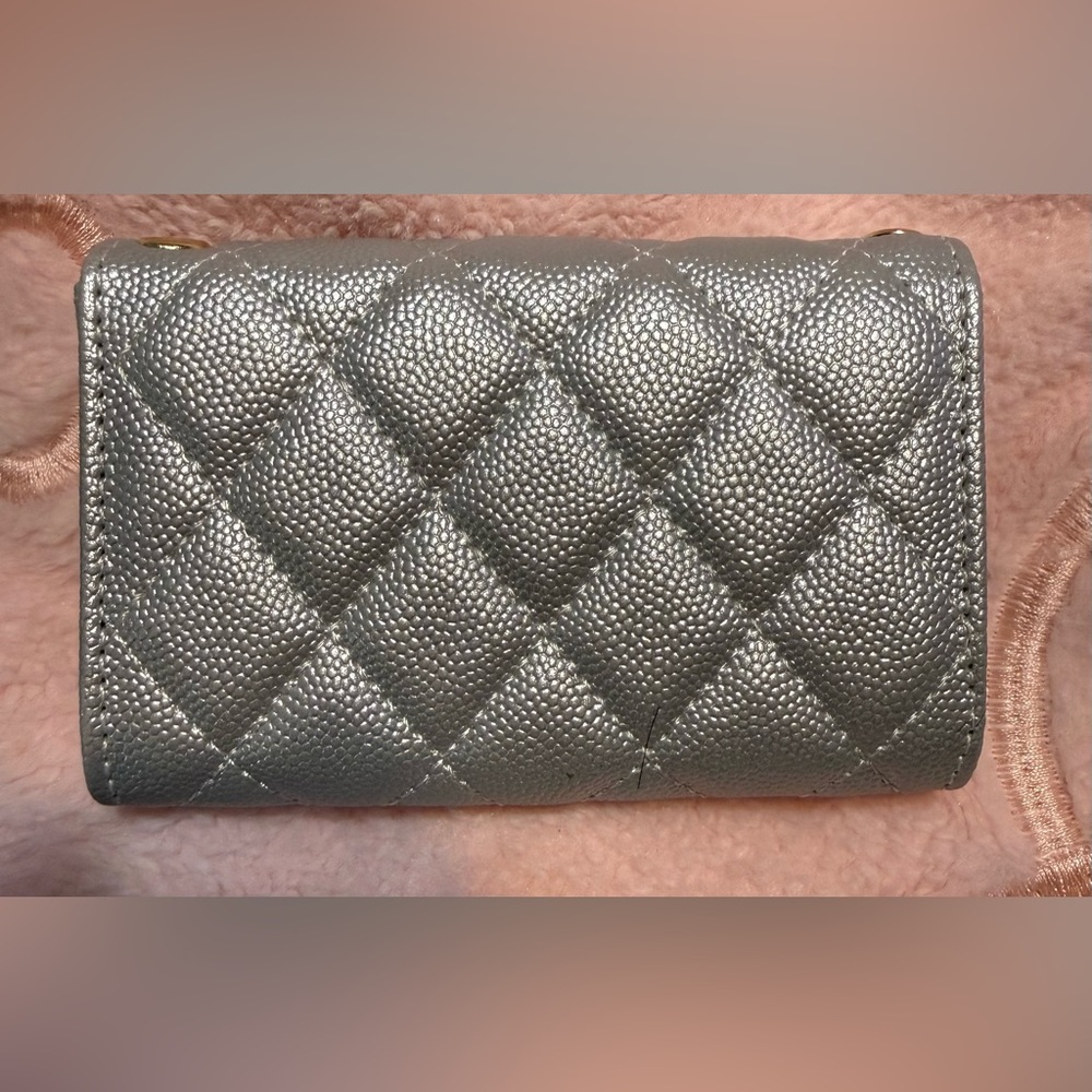 🆕 Nwot Inspired CHANEL Metallic Silver Quilted Card Wallet - Picture 2 of 3